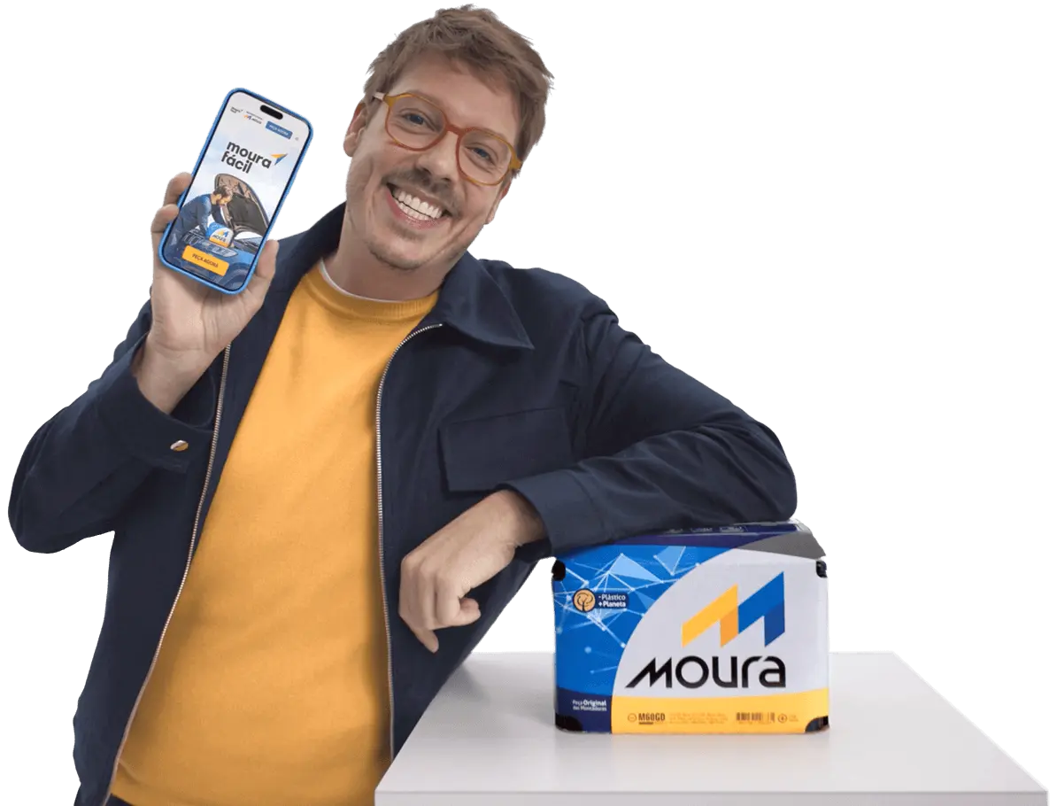 Carro com um especialista trocando instalando uma bateria Moura